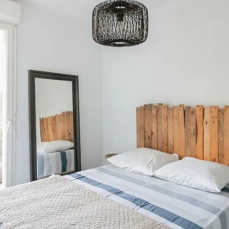 Apartment Flat With Terrace, Swimming-pool And Parking, Close To Bordeaux - Welkeys